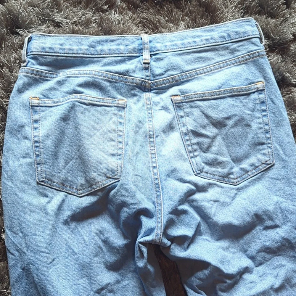 Everlane Original Cheeky Jean in Stone-washed Sky - Picture 13 of 16